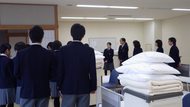 西目高校介護実習室にて