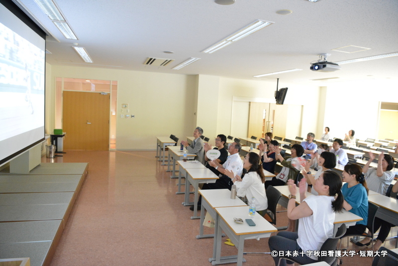 本学教職員の応援の様子