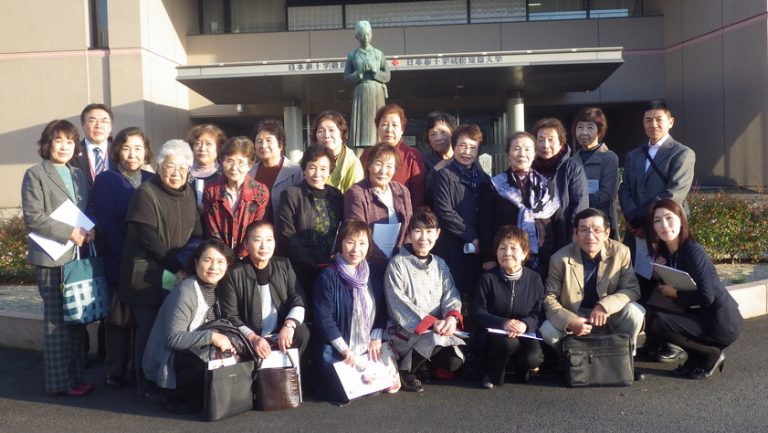 救護員記念像の前で記念写真