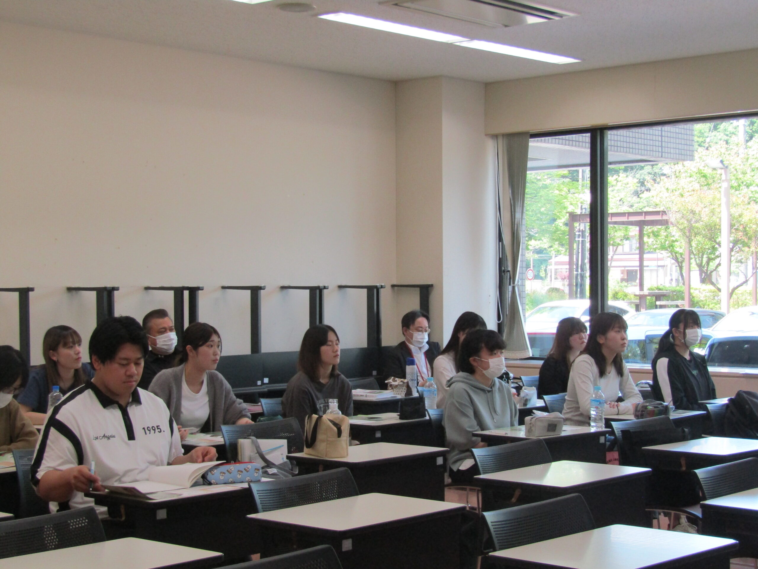 聴講する学生